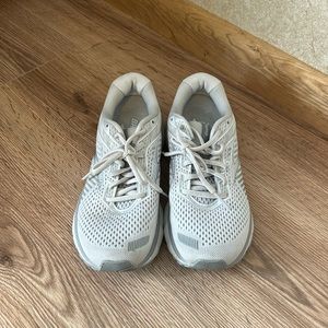 Brooks tennis shoes size 8